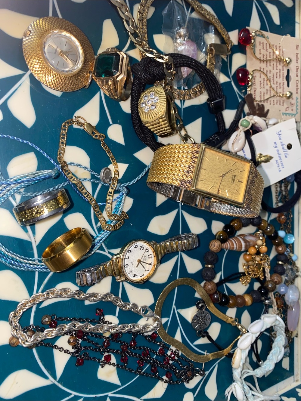 Vintage 2 present Assorted Gold-Tone bands Watches & Jewelry Lot